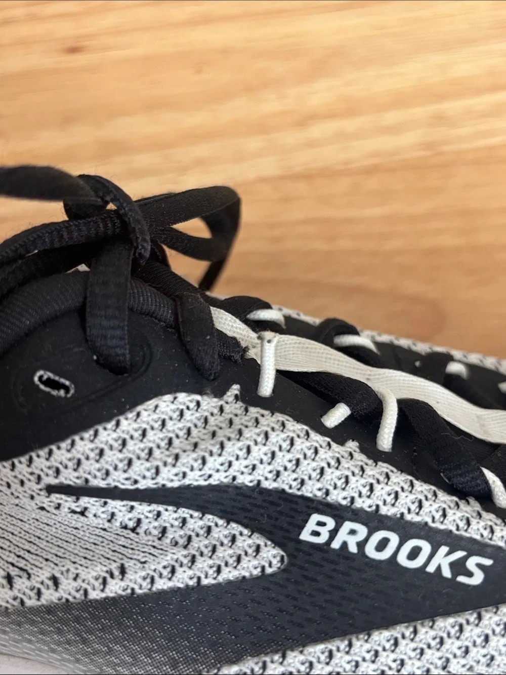 Brooks Men's Running Shoes White and Black Knit Size 9.5 athletic gym exercise